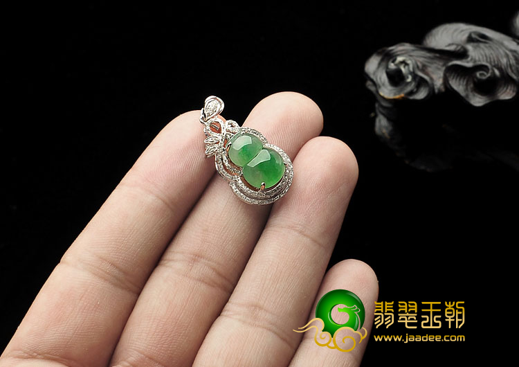 冰种飘翠缅甸翡翠A货镶白金葫芦胸坠（真钻）