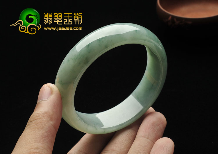 糯冰种略飘花缅甸翡翠A货手镯（60.4mm）