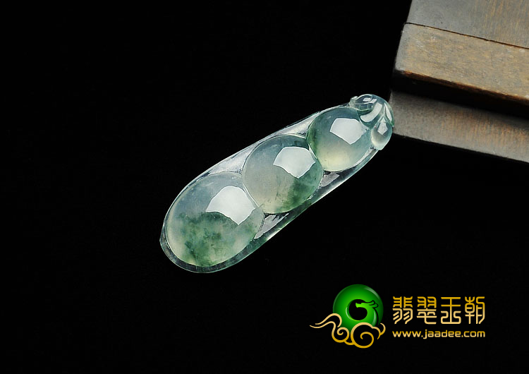 冰种飘花缅甸翡翠A货四季豆挂件