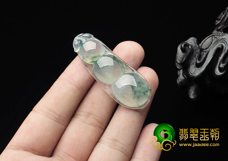 冰种飘花缅甸翡翠A货四季豆挂件