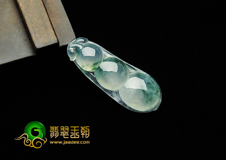 冰种飘花缅甸翡翠A货四季豆挂件