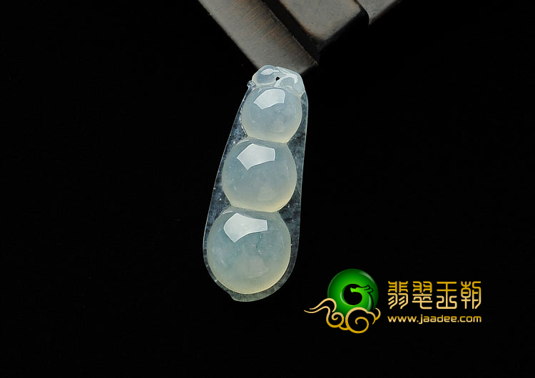 冰种飘花缅甸翡翠A货四季豆挂件