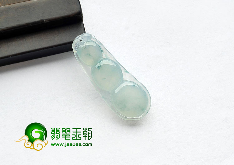 冰种飘花缅甸翡翠A货四季豆挂件