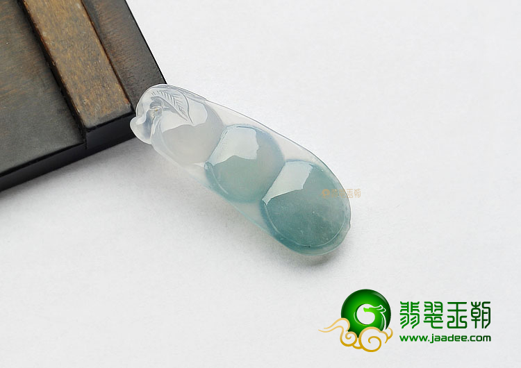 冰种略飘花缅甸翡翠A货四季豆挂件