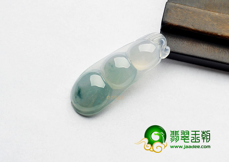 冰种略飘花缅甸翡翠A货四季豆挂件