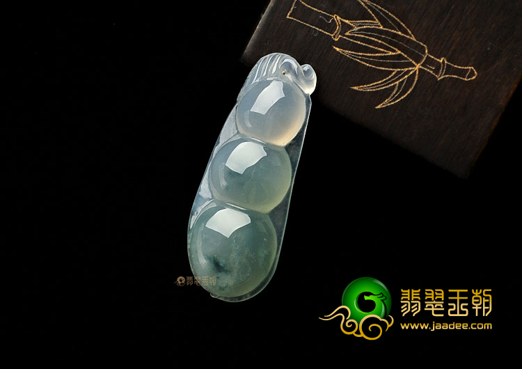 冰种略飘花缅甸翡翠A货四季豆挂件