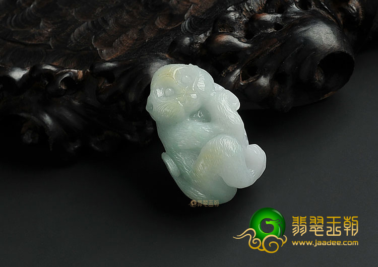 糯冰种晴水略带黄翡缅甸翡翠A货灵猴献瑞挂件