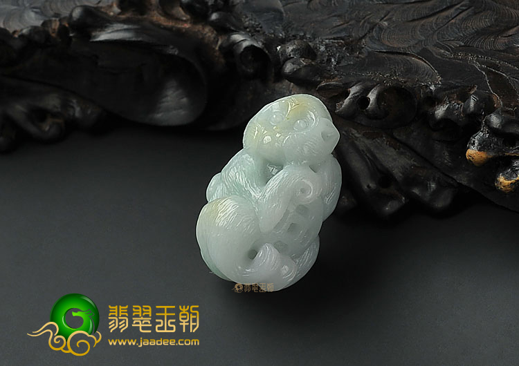 糯冰种晴水略带黄翡缅甸翡翠A货灵猴献瑞挂件