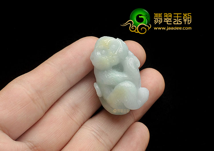 糯冰种晴水略带黄翡缅甸翡翠A货灵猴献瑞挂件