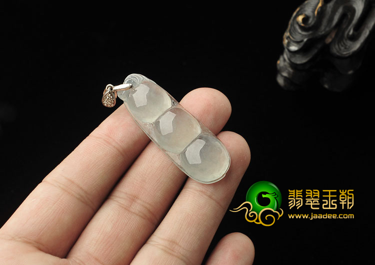 (超值推荐)冰种淡晴水缅甸翡翠A货四季豆挂件