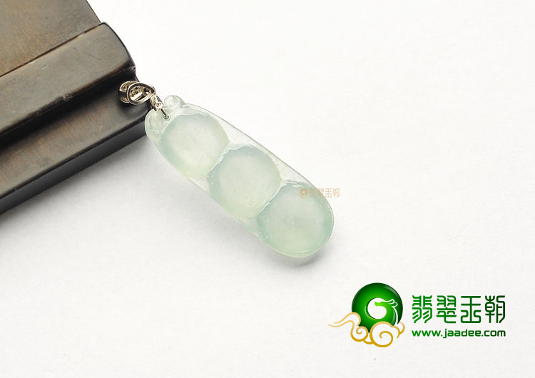 (超值推荐)冰种淡晴水缅甸翡翠A货四季豆挂件