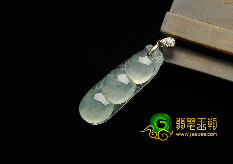 (超值推荐)冰种淡晴水缅甸翡翠A货四季豆挂件
