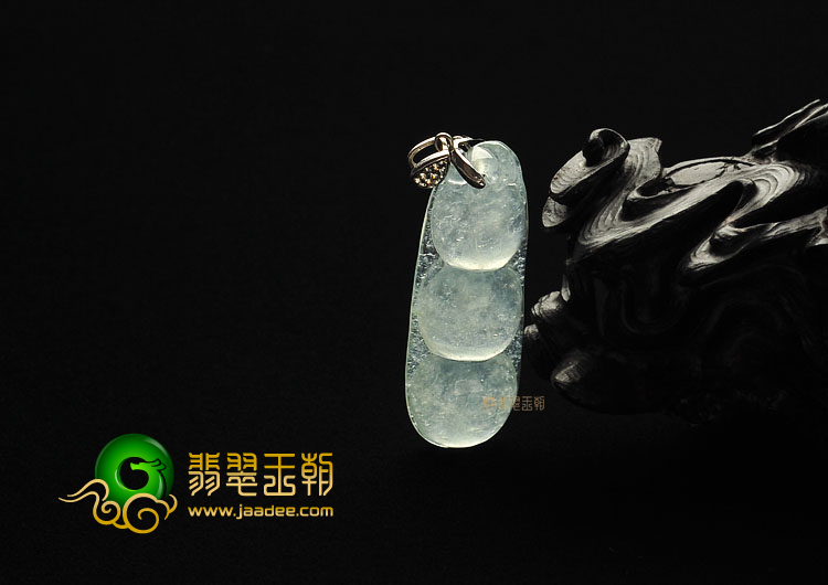 (超值推荐)冰种淡晴水缅甸翡翠A货四季豆挂件