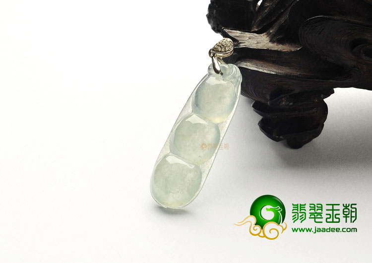 (超值推荐)冰种淡晴水缅甸翡翠A货四季豆挂件
