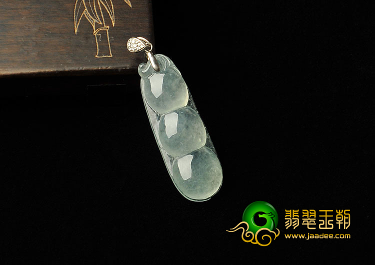 (超值推荐)冰种淡晴水缅甸翡翠A货四季豆挂件