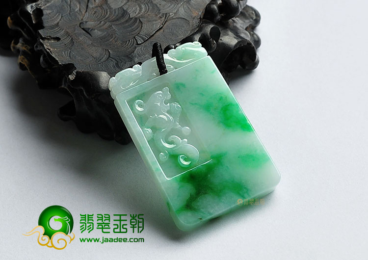 糯冰种翠色缅甸翡翠A货仿古龙牌挂件