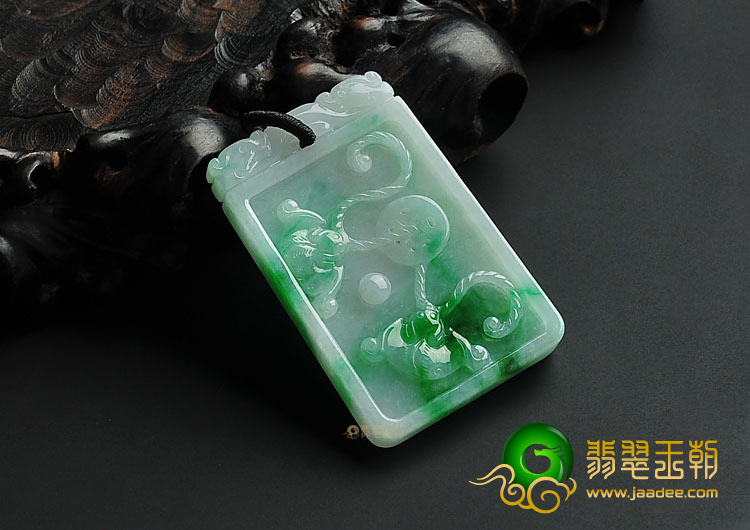 糯冰种翠色缅甸翡翠A货仿古龙牌挂件