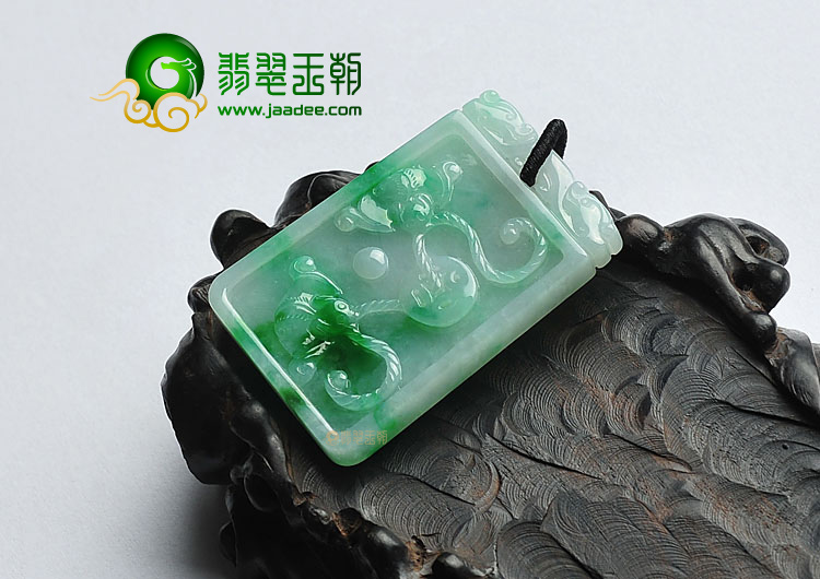 糯冰种翠色缅甸翡翠A货仿古龙牌挂件
