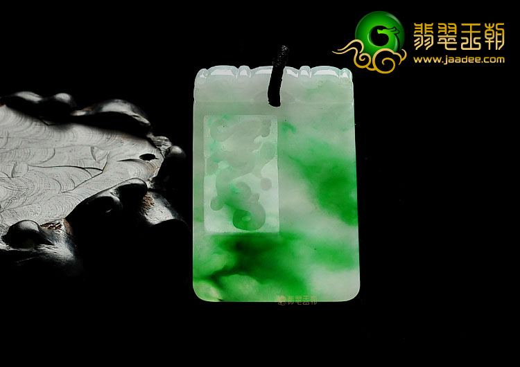 糯冰种翠色缅甸翡翠A货仿古龙牌挂件