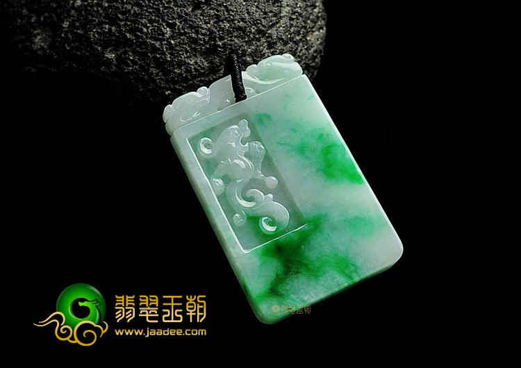 糯冰种翠色缅甸翡翠A货仿古龙牌挂件