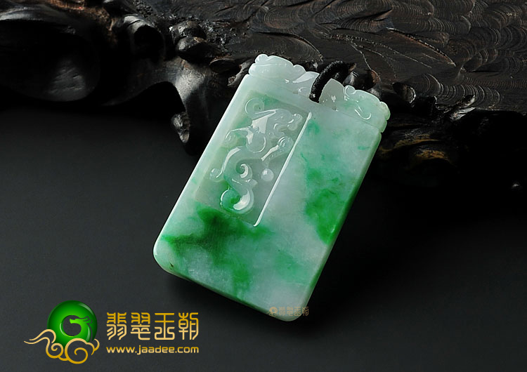 糯冰种翠色缅甸翡翠A货仿古龙牌挂件