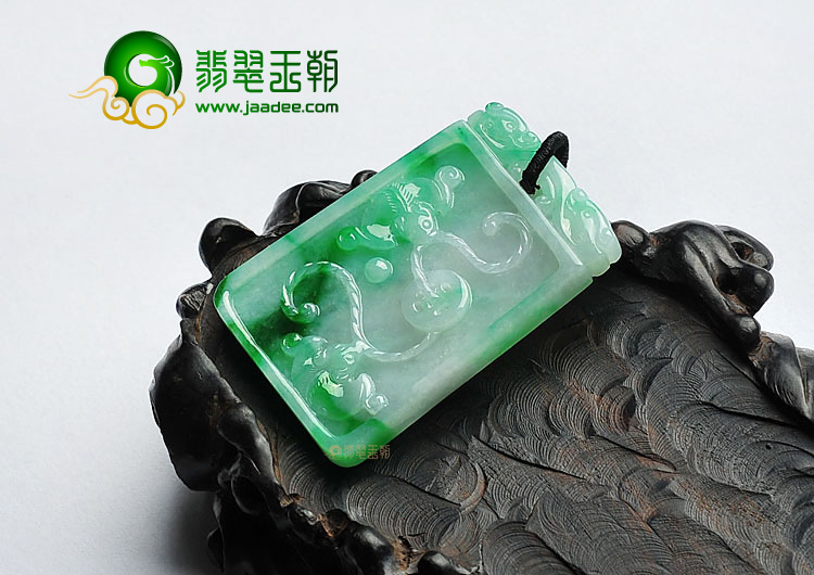 糯冰种翠色缅甸翡翠A货仿古龙牌挂件