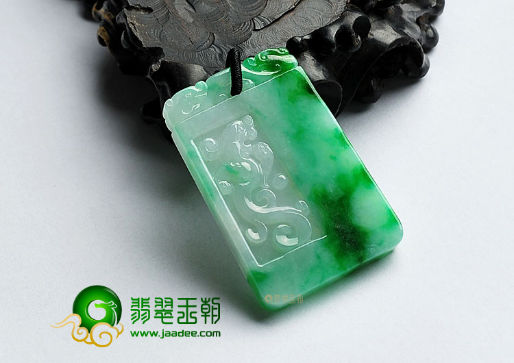 糯冰种翠色缅甸翡翠A货仿古龙牌挂件