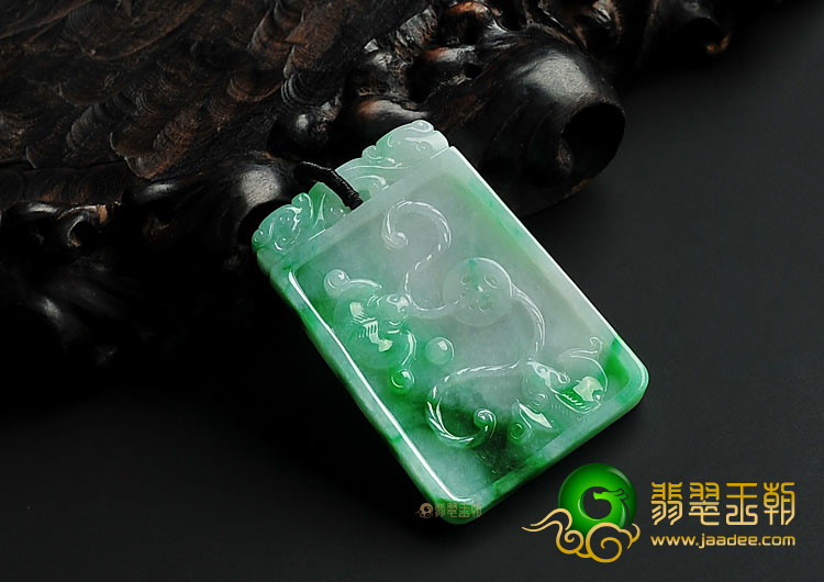 糯冰种翠色缅甸翡翠A货仿古龙牌挂件