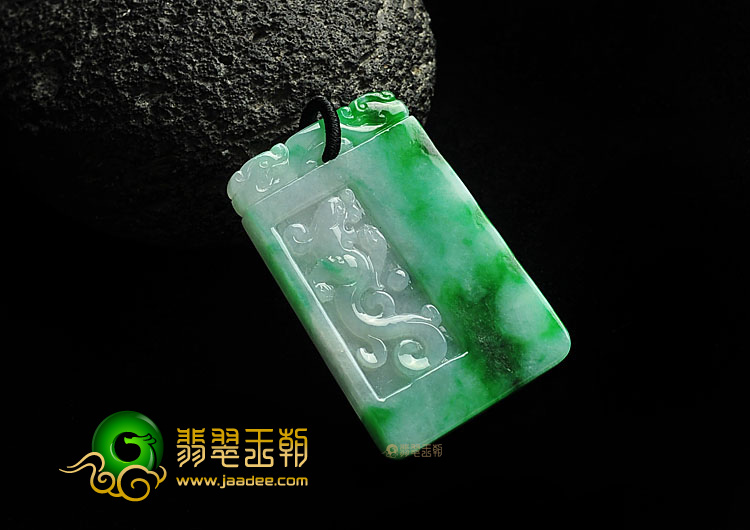 糯冰种翠色缅甸翡翠A货仿古龙牌挂件