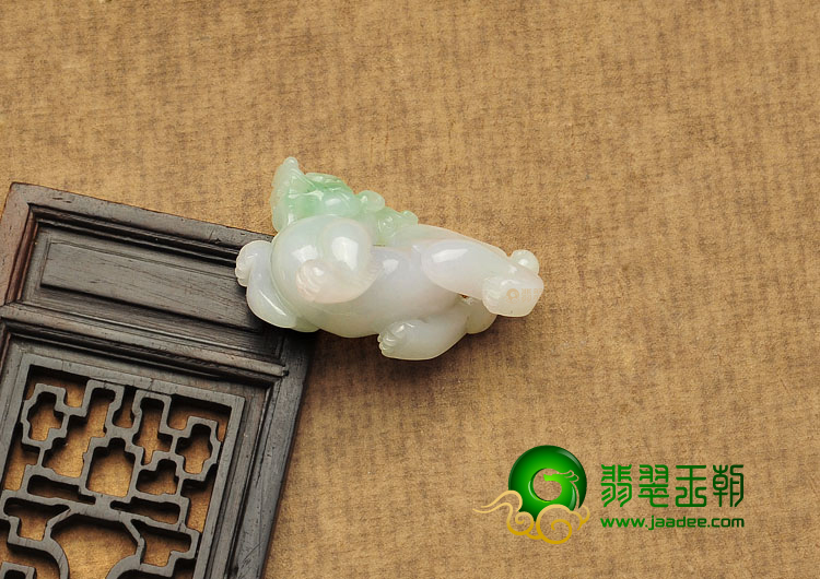 糯冰种略飘花缅甸翡翠A货貔貅挂件