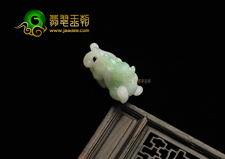 糯冰种略飘花缅甸翡翠A货貔貅挂件
