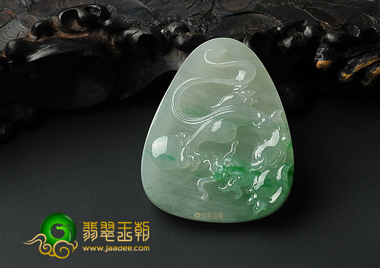 冰种飘翠缅甸翡翠A货龙牌挂件