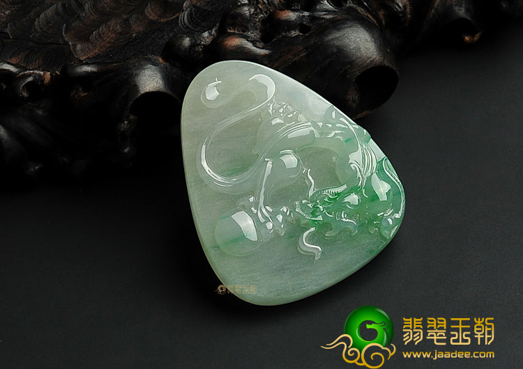 冰种飘翠缅甸翡翠A货龙牌挂件