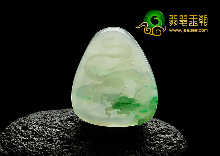 冰种飘翠缅甸翡翠A货龙牌挂件