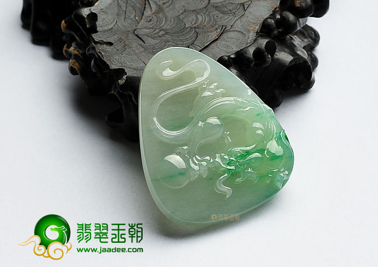 冰种飘翠缅甸翡翠A货龙牌挂件