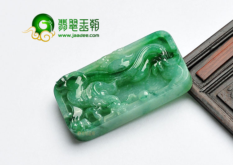 糯冰种翠色缅甸翡翠A货龙牌挂件