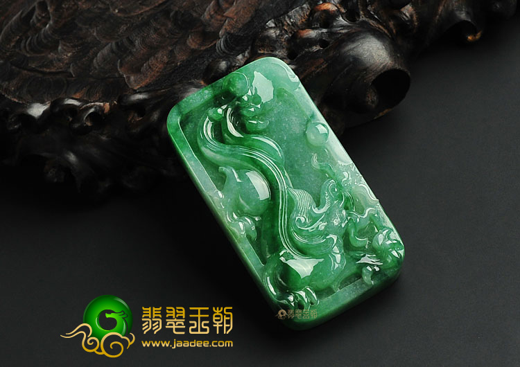 糯冰种翠色缅甸翡翠A货龙牌挂件