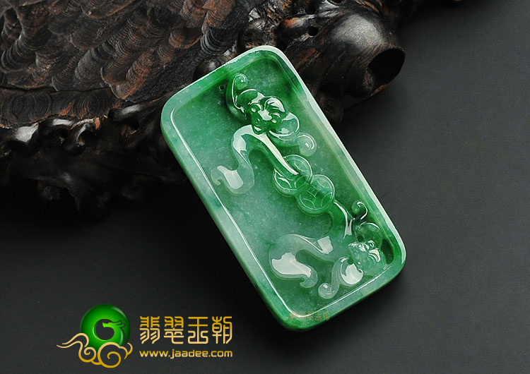糯冰种翠色缅甸翡翠A货龙牌挂件