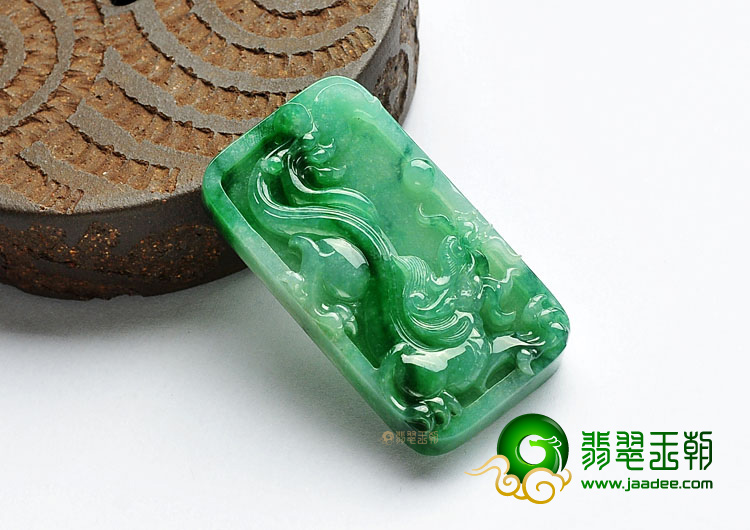 糯冰种翠色缅甸翡翠A货龙牌挂件