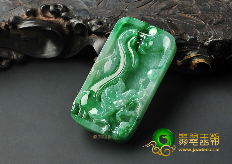 糯冰种翠色缅甸翡翠A货龙牌挂件