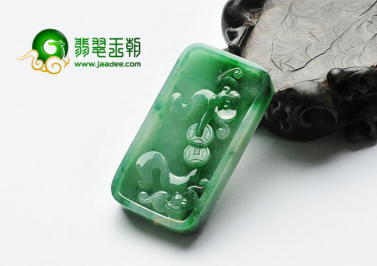 糯冰种翠色缅甸翡翠A货龙牌挂件