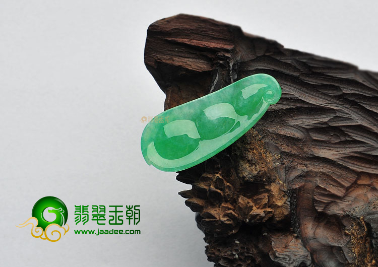 冰种阳绿缅甸翡翠A货四季豆挂件