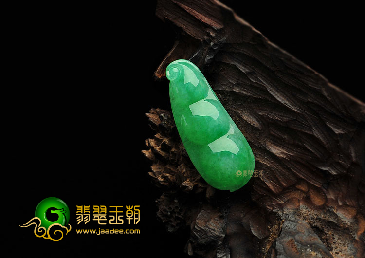 冰种阳绿缅甸翡翠A货四季豆挂件