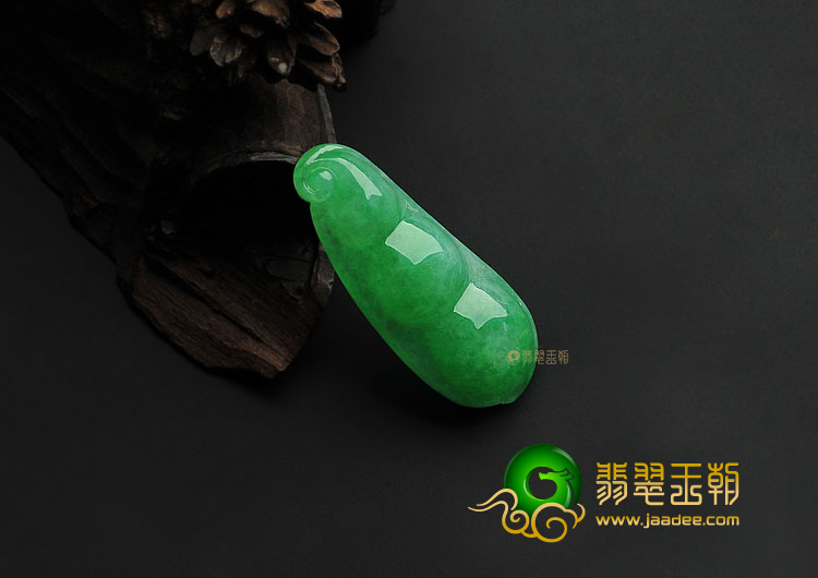冰种阳绿缅甸翡翠A货四季豆挂件