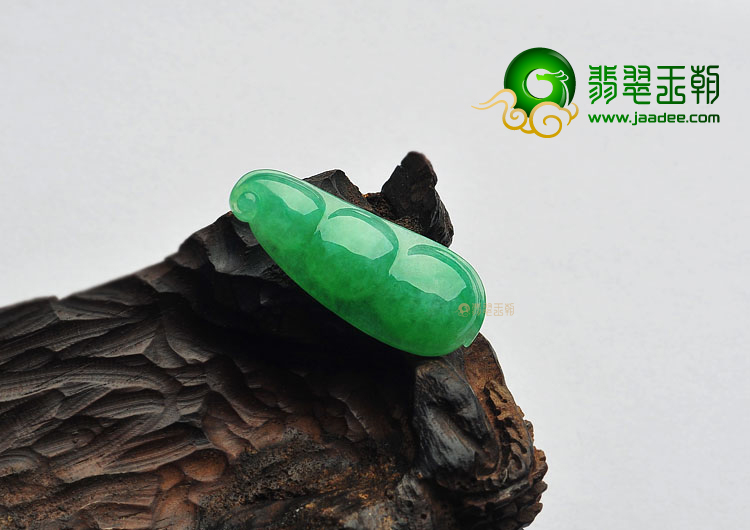 冰种阳绿缅甸翡翠A货四季豆挂件