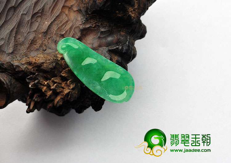 冰种阳绿缅甸翡翠A货四季豆挂件