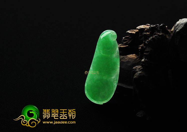冰种阳绿缅甸翡翠A货四季豆挂件