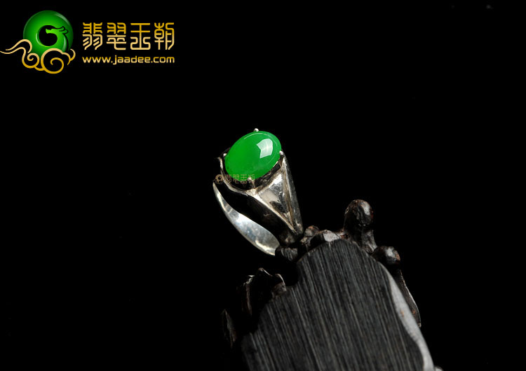 冰种阳绿缅甸翡翠A货戒面
