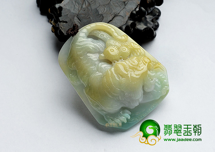 糯冰种黄翡缅甸翡翠A货猛虎下山挂件