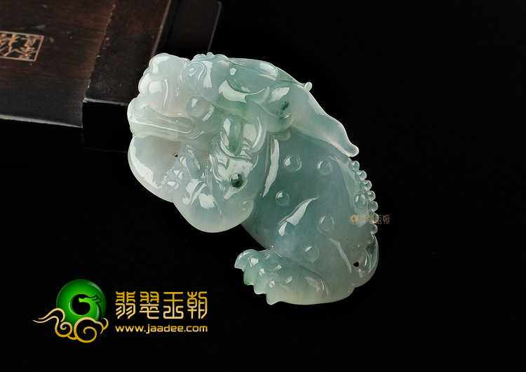 糯冰种略飘花缅甸翡翠A货貔貅挂件